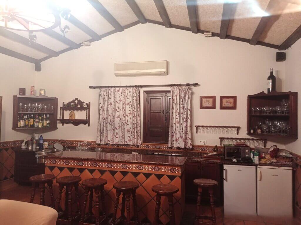 Nuestro local combina amplitud, comodidad y versatilidad. Más de 50 invitados pueden disfrutar cómodamente sin sensación de agobio. El espacio interior está completamente climatizado con aire acondicionado y calefacción, permitiendo celebrar cumpleaños durante todo el año con total confort. Además, cuenta con cocina equipada y posibilidad de traer tu propia comida o contratar catering.
